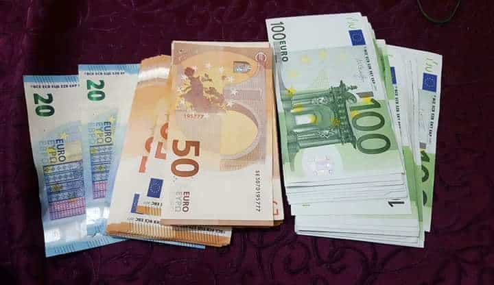 Taux de change de 100 euros contre le dinar algérien