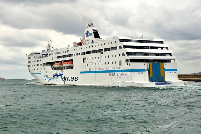 Le navire Tassili II de la compagnie maritime nationale, assure la traversée programmée depuis le port d’Oran vers celui d’Alicante