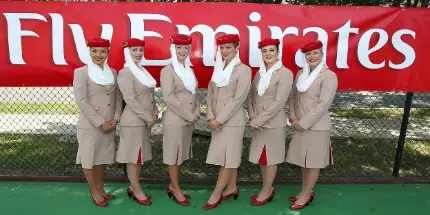 La compagnie aérienne Emirates recrute des hôtesses de l'air et stewards. 