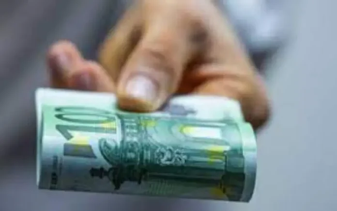 Taux de change : l'équivalent de 1000€ en dinar algérien sur le marché noir et officiel