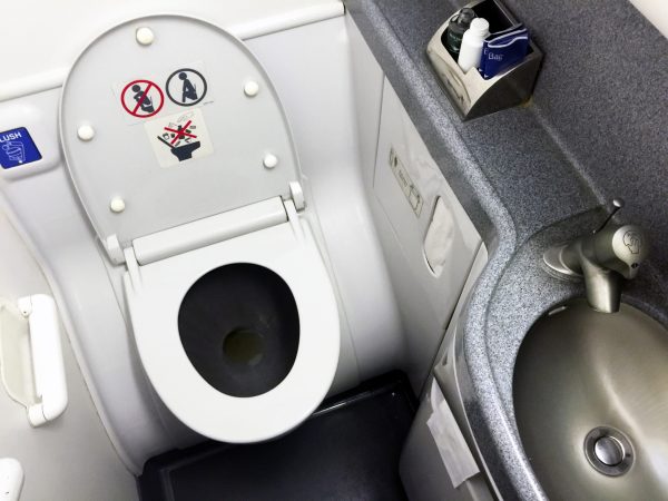 Toilettes d'un avion