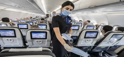 Porter un masque dans les toilettes d'un avion