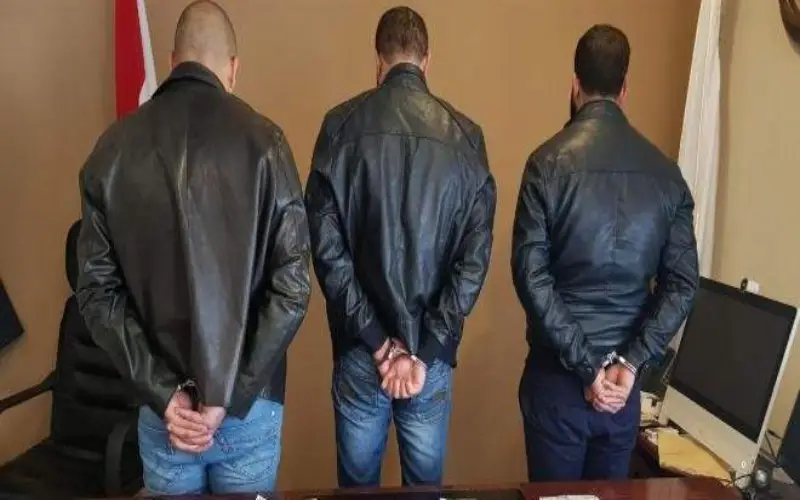 Trois individus arrêtés