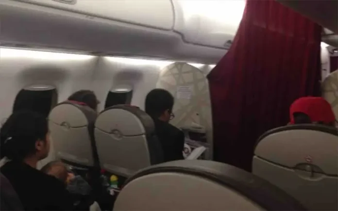 Vidéo: Grande panique à bord d'un Boeing 737