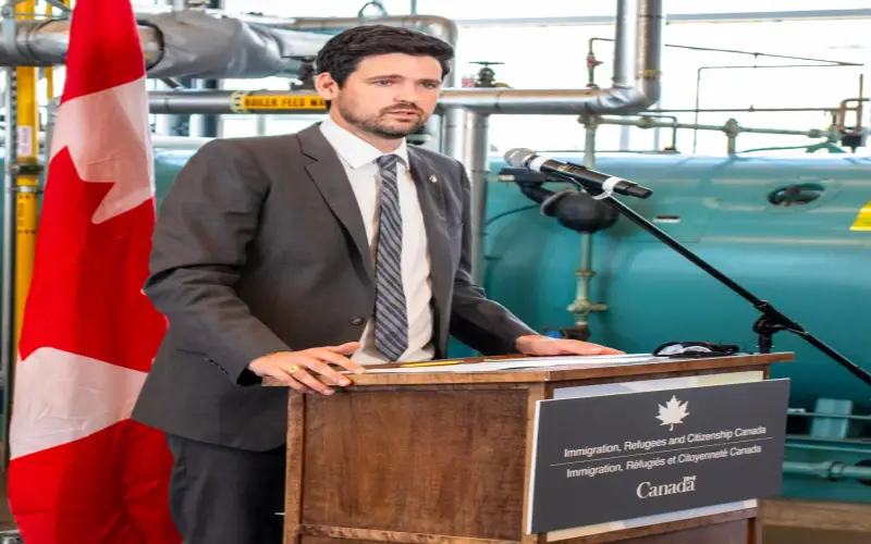Le ministre de l’Immigration élabore une nouvelle voie plus rapide pour l’obtention d’un visa de résidence permanente au Canada