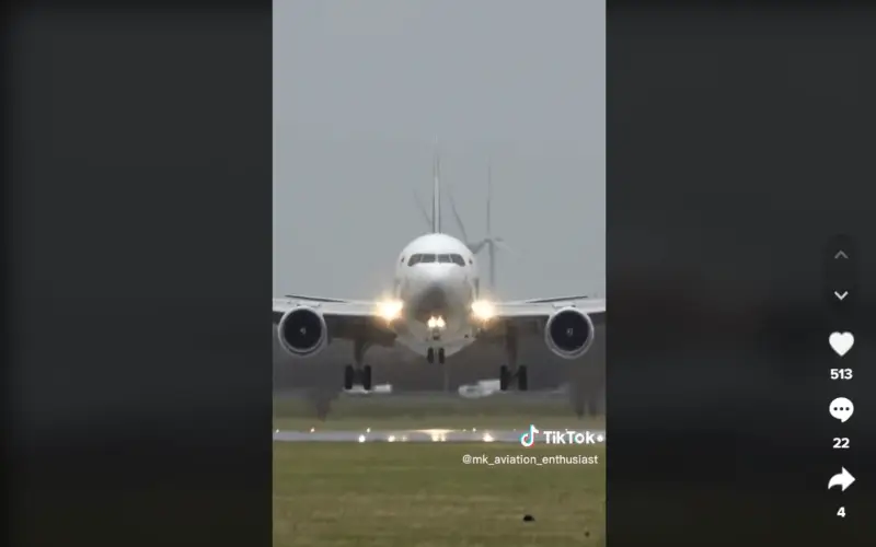 Un avion de LATAM Airlines fait un atterrissage spectaculaire