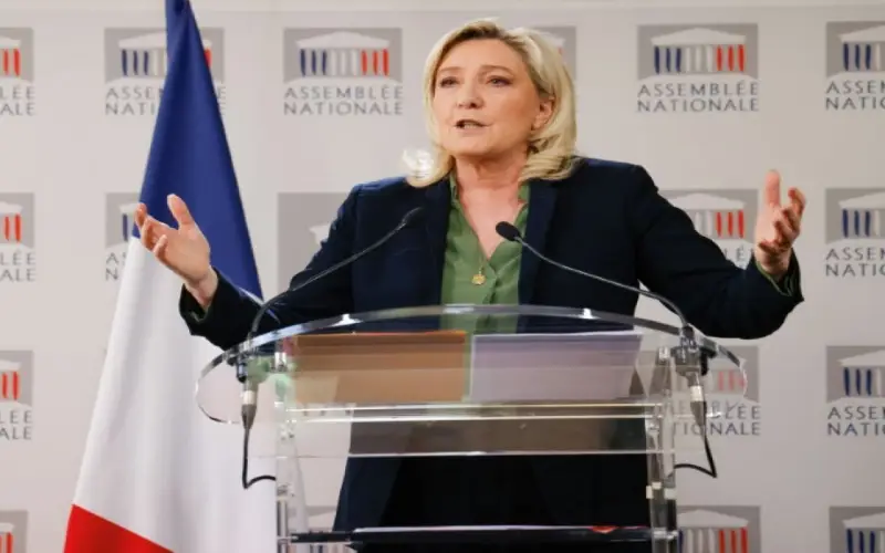 Le Pen se positionne dans le camp adverse