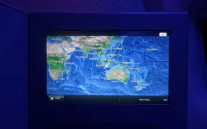 Voyage en avion : regarder la carte et voir les changements d'altitude