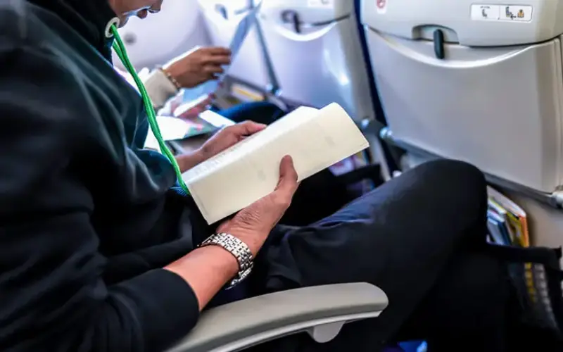 Lire un livre en avion 1