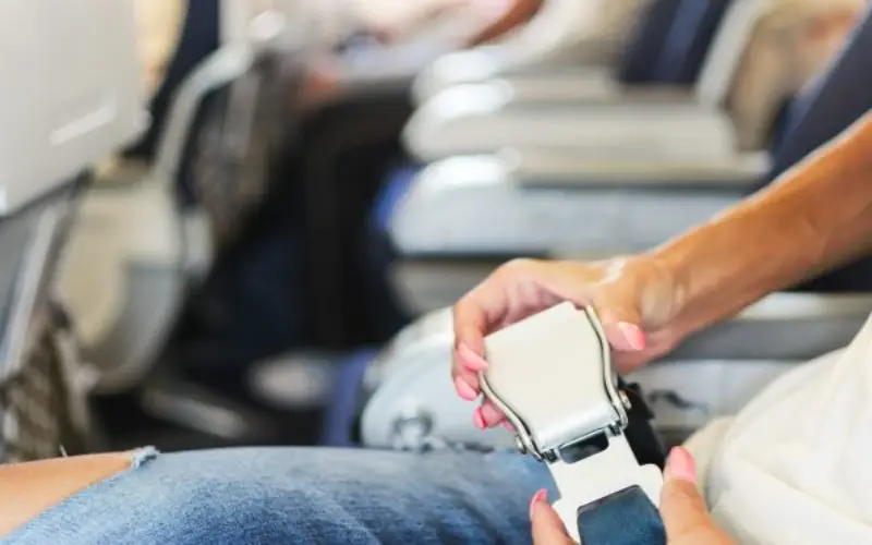 Voyage en avion : Ne pas détacher la ceinture de sécurité