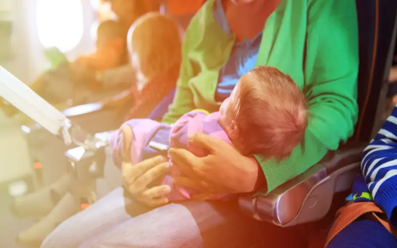 Hôtesse de l'air 2023 : Bébé découvert dans un avion