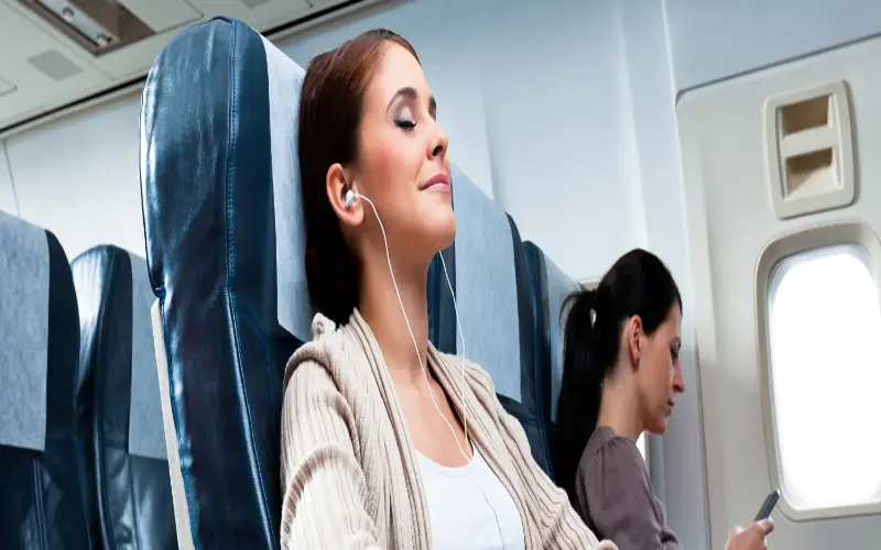 Hôtesse de l’air en avion : Mettre des écouteurs antibruit