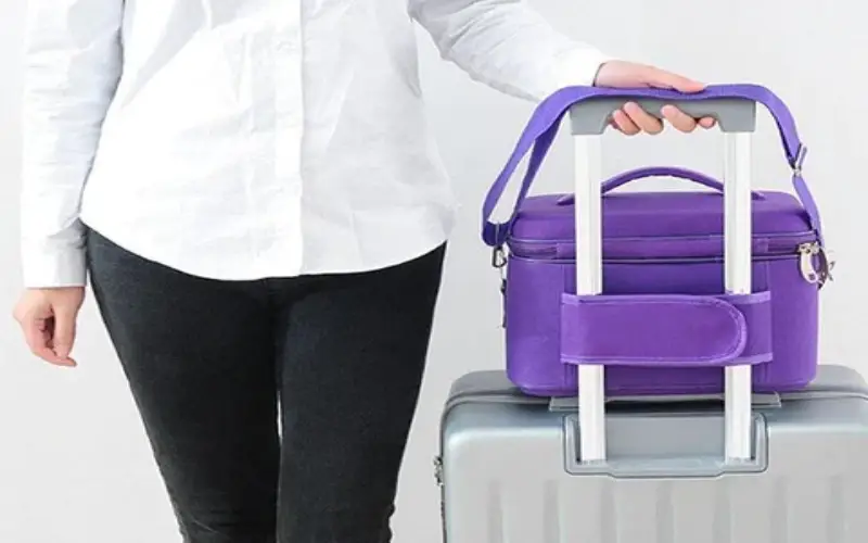 Une valise et un petit sac 