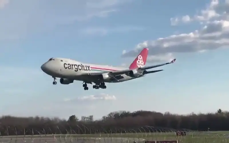 Atterrissage d’un avion Boeing 747 : Un réacteur touché au moment de l’atterrissage