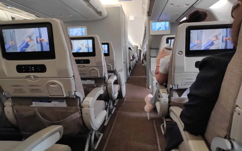 Pourquoi le siège côté couloir à l'avant de l'avion est le meilleur pour un voyage en classe économique ?