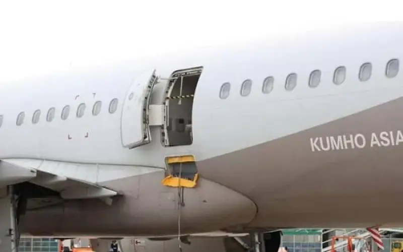 Atterrissage risqué d'un avion : L'incident de l'ouverture de la porte de secours