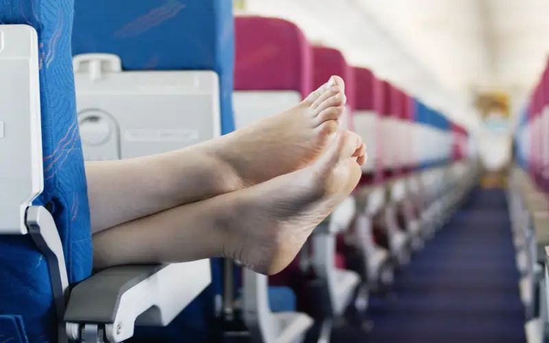 Conseils d'une hôtesse de l’air : Les risques d'hygiène en marchant pieds nus en avion