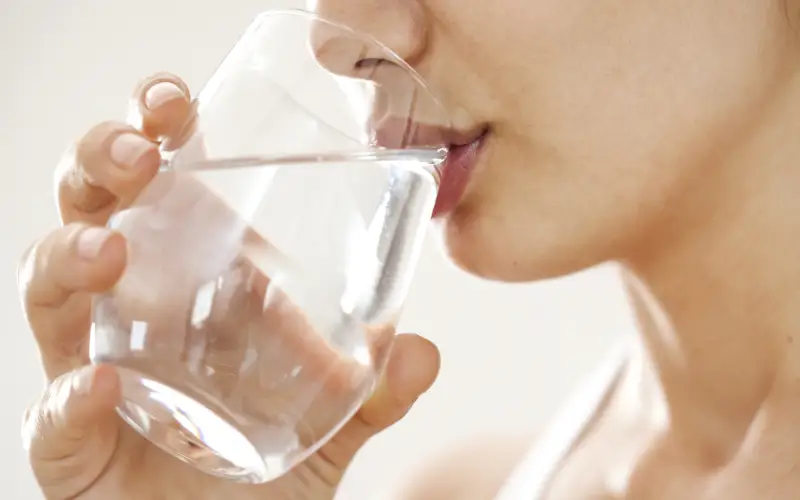 boire suffisamment d'eau avant un vol est essentiel pour maintenir une bonne hydratation