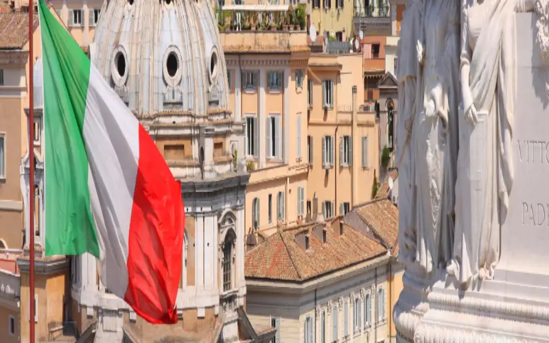 ville italienne avec drapeau italie