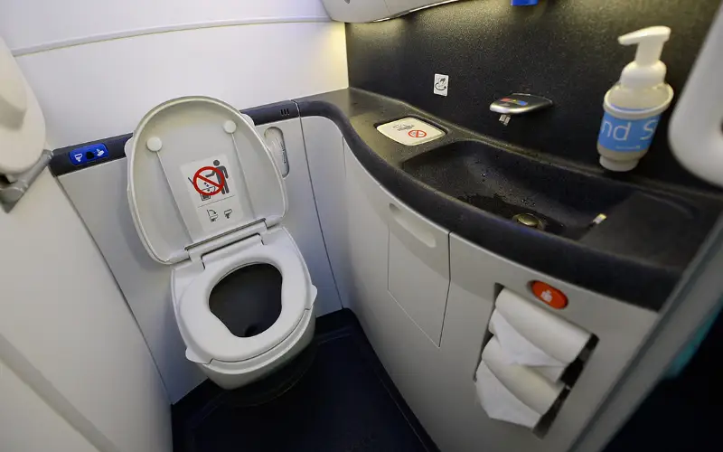 Les debuts des toilettes dans les avions