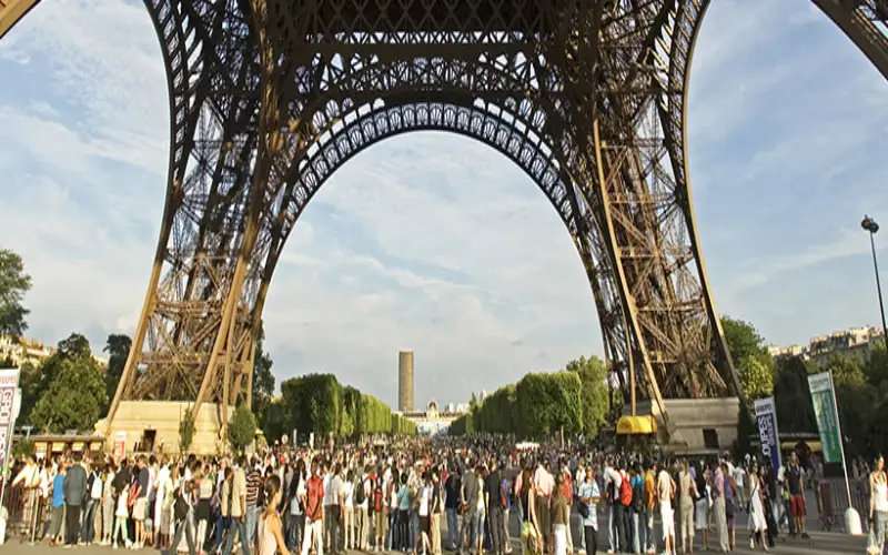 Une foule de touristes au pied de la tour Effel