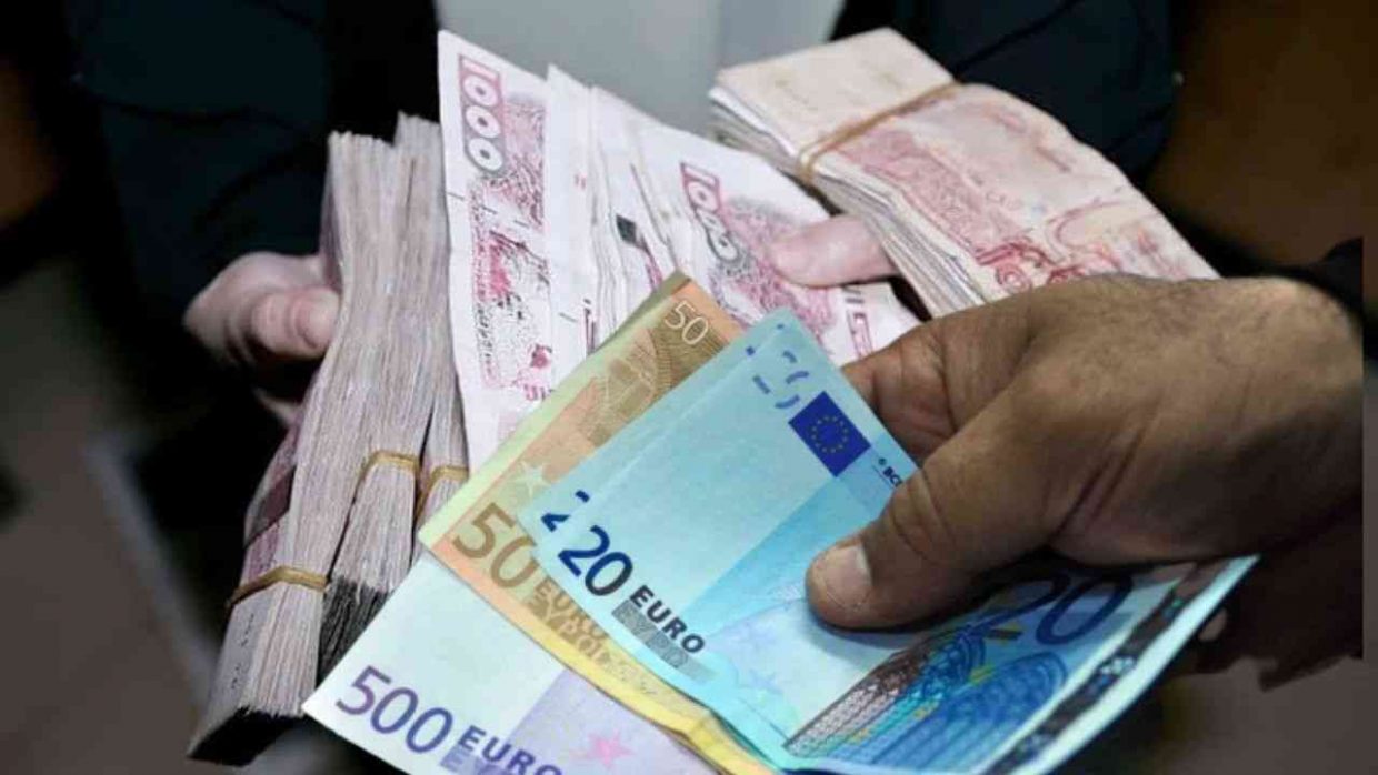 Taux de change : l’équivalent de 100€ en dinars algériens sur le marché noir et officiel