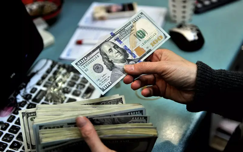 Marché noir de la devise : circulation de faux billets de 100 dollars