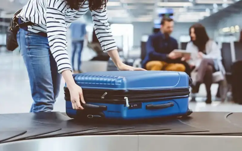 Valise de voyage avion : 4 astuces pour récupérer vos bagages le premier dans un aéroport