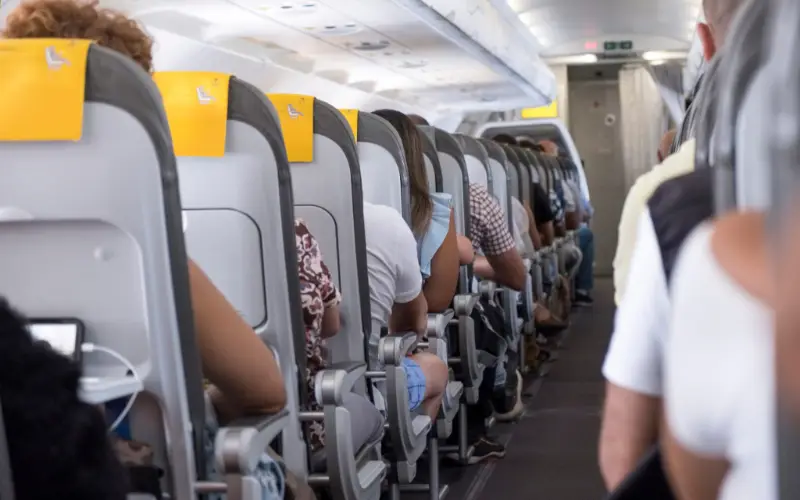 Siège en Avion : Une maman et son enfant séparés car un passager refuse de changer de place !