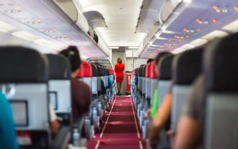 Hôtesses de l'air : 4 erreurs à éviter en avion selon une agente de bord