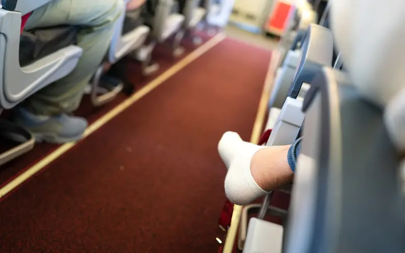 Conseils d'une hôtesse de l'air : voici les raisons pour lesquelles vous devez garder vous chaussures en avion