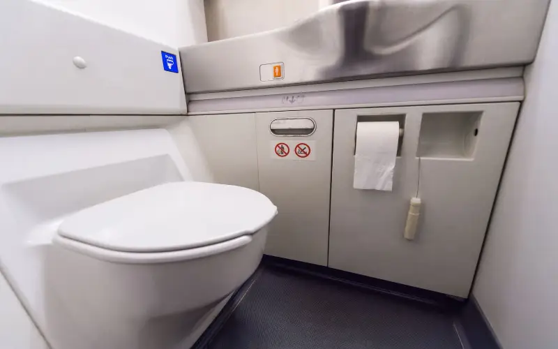 Hôtesse de l'air  : Les erreurs commises par les voyageurs dans les toilettes lors d'un vol