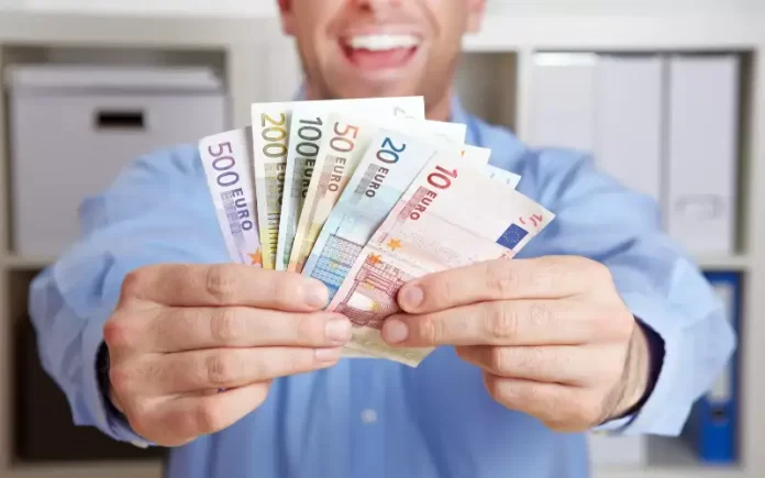 Prime de 1 386 euros pour les salariés : êtes-vous éligible à cette aide financière ?