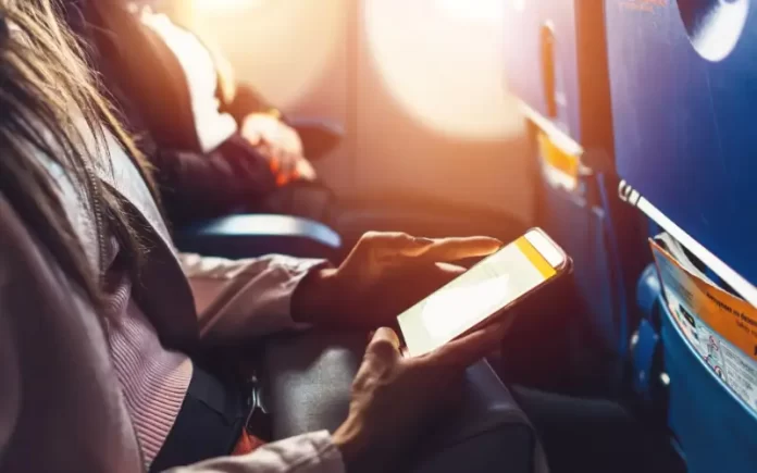 Hôtesse de l'air: les règles à suivre pour ce qui est de l’utilisation du téléphone en avion (vidéo)