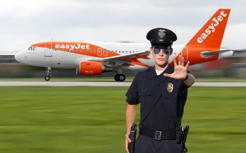 Un avion d’EasyJet accueillie par la police à son arrivée à l’aéroport