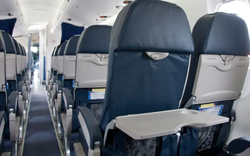 Hôtesse de l‘air : Pourquoi les sièges des avions sont-ils tous dirigés dans le même sens ? (vidéo)