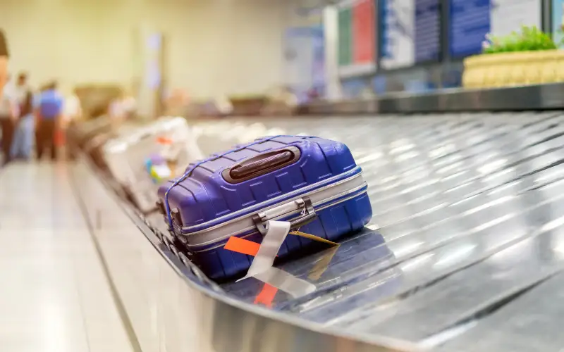 Bagage à l'aéroport : Pourquoi éviter les rubans sur les valises ?