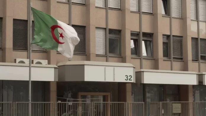 قنصلية الجزائر بفرانكفورن تقدم خدمات لفائدة