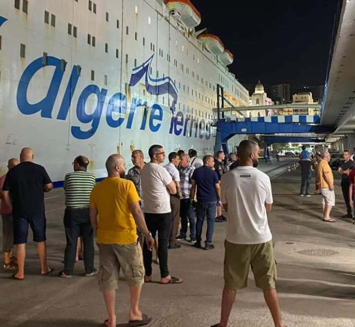 معاناة مسافري Algérie ferries